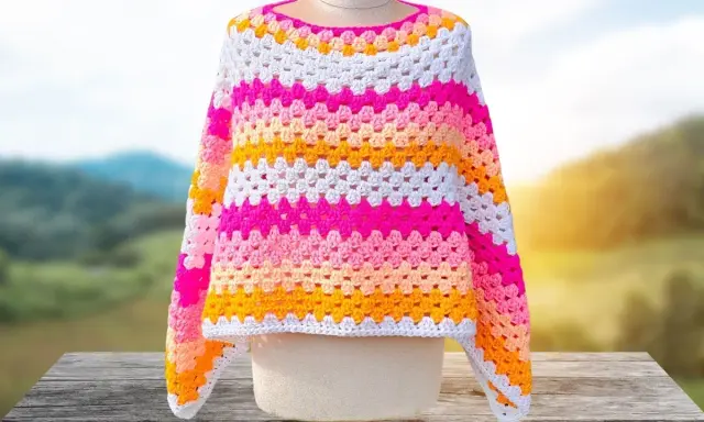 Poncho de lana a crochet, con rayas de colores vibrantes. Aprende como hacer un poncho de lana fácil y rápido.