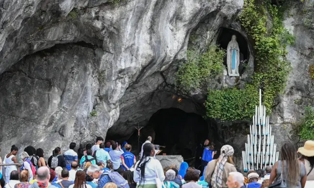 Pielgrzymi gromadzą się przed Grotą Massabielle w Lourdes, by złożyć modlitwę do Matki Bożej z Lourdes o uzdrowienie.