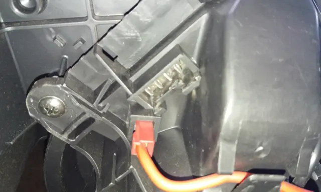 Peugeot Partner: Gdzie jest przekaźnik wentylatora? Poradnik DIY