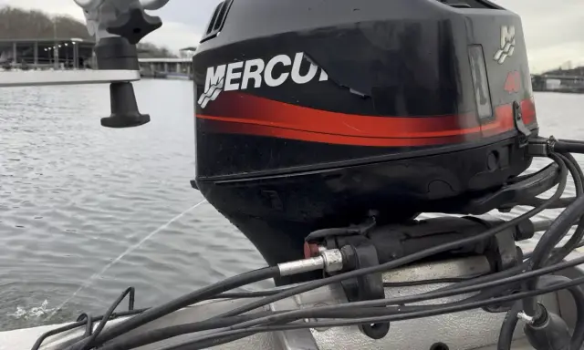 Moteur Mercury 40 hors-bord en marche, jet d'eau de refroidissement. Un moteur serré peut-il démarrer ? L'eau coule, le moteur tourne.