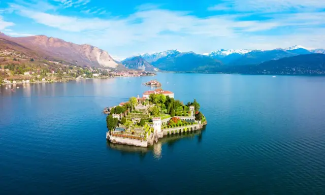 Isola Bella sul Lago Maggiore, uno dei laghi in Italia da visitare, con montagne innevate sullo sfondo.