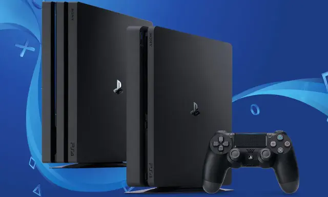 Dwie konsole PS4 i kontroler. Gracze zastanawiają się, kiedy serwery PS4 zostaną wyłączone, ciesząc się grami.