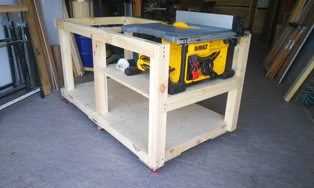 Banco de trabajo casero con sierra de mesa DeWalt. Aprende como hacer un banco de trabajo robusto y móvil para tu taller.