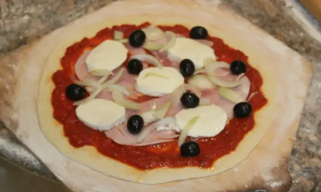 Pizza maison facile: pâte toute prête, goût pro garanti!
