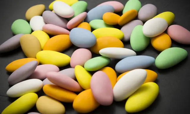 Dragées multicolores, une spécialité de Verdun, sur fond sombre.