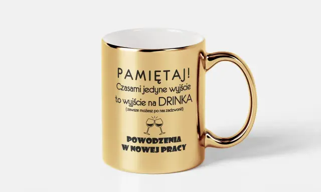 Złoty kubek z napisem "PAMIĘTAJ! Czasami jedyne wyjście to wyjście na DRINKA. POWODZENIA W NOWEJ PRACY". Idealny pomysł na prezent, gdy zastanawiasz się, jak wypisać zaproszenie na ślub dla delegacji z pracy.