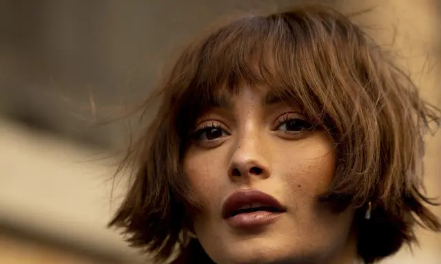 Eine Frau mit braunen, kurz geschnittenen Haaren und einem leichten Pony. Ein moderner Look, der durch das Damen Haare schneiden perfektioniert wurde.