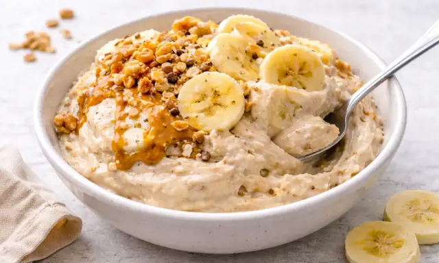 Kremowe lody bananowe z orzechami i polewą karmelową, idealne na deser.