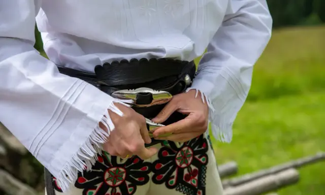Spodnie góralskie, zwane portkami, z ozdobnymi haftami i pasem z klamrą.
