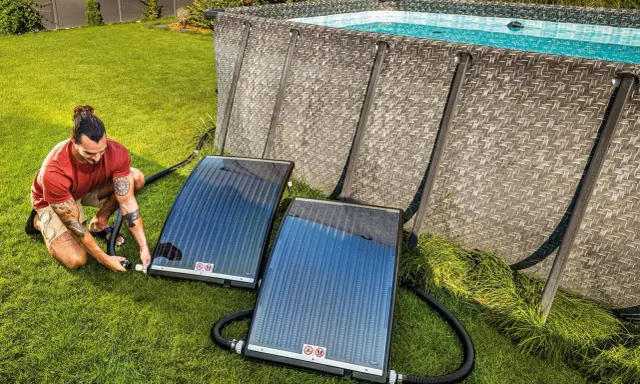 Man kopplar solceller till poolen för att värma upp vattnet.