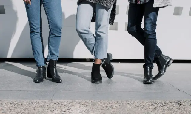 Trzy pary butów do jeansów: czarne botki na obcasie, zamszowe botki na grubej podeszwie i eleganckie czarne sztyblety.