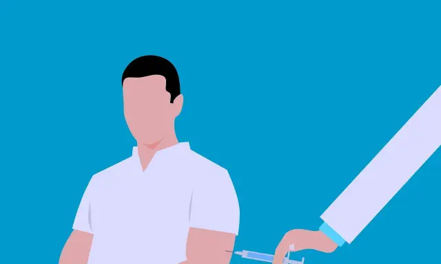 En person får ett vaccin. En läkare ger en injektion, kanske för att skydda mot gula febern.