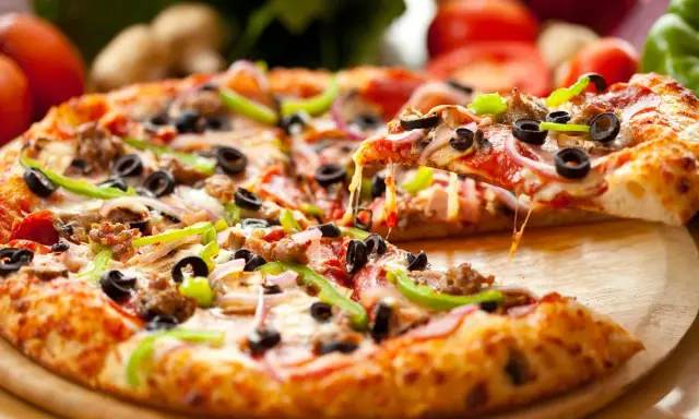 Aromatyczna pizza z mnóstwem dodatków, ciągnącym serem i chrupiącym ciastem. To najlepsza pizza przepis, jaki kiedykolwiek próbowałeś!