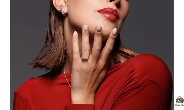 Un anello trilogy, un gioiello che celebra ogni momento speciale. Dettagli luminosi su una mano elegante.