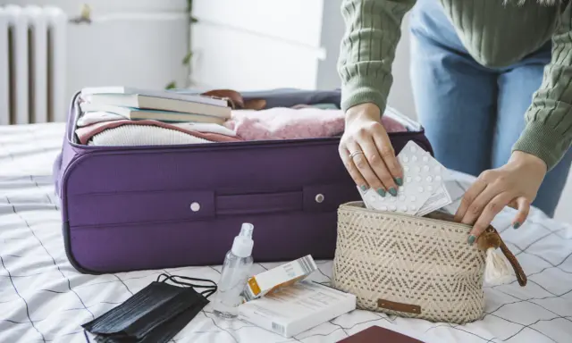 Jak bezpiecznie transportować leki bez lodówki? Poradnik eksperta