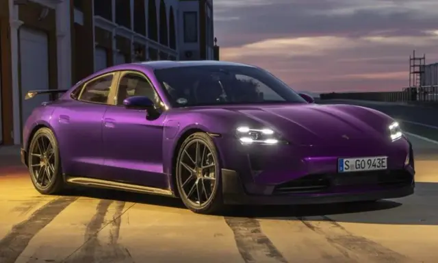 Ein violetter Porsche Taycan, ein Meisterwerk der Elektromobilität, steht im Abendlicht. Verschiedene Porsche Taycan Modelle begeistern mit ihrem Design.