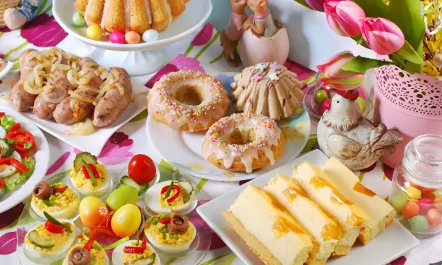 Wielkanocne potrawy: babka, kiełbaski, jajka faszerowane, sernik i słodkości. Lista przysmaków na święta.