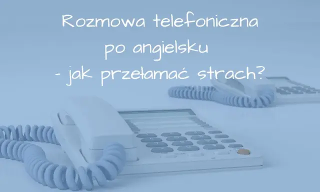 Rozmowa telefoniczna po angielsku - jak przełamać strach? Biały telefon na jasnoniebieskim tle.