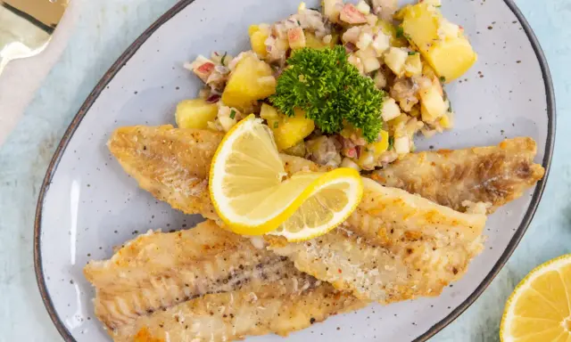Gebratene Seelachsfilets mit Kartoffelsalat und Zitrone. Leckere Seelachsfilet Rezepte Pfanne für ein schnelles Abendessen.