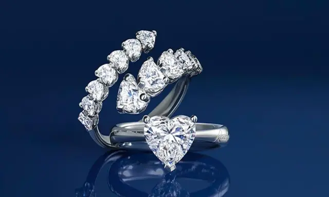 Anello con 5 diamanti a cuore, simbolo di amore eterno. Un gioiello prezioso che racconta una storia.
