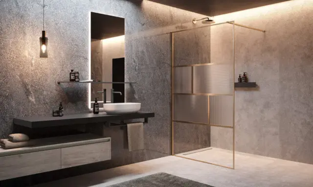 Elegante doccia walk in con pannelli in vetro rigato e profili dorati, ideale per sfruttare al meglio gli spazi con misure minime.
