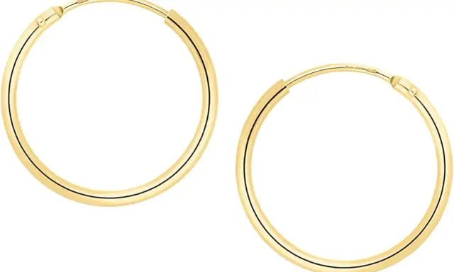 Coppia di orecchini a cerchio in oro 8 carati. Questo significa che sono composti per il 33,3% da oro puro, il resto è una lega.