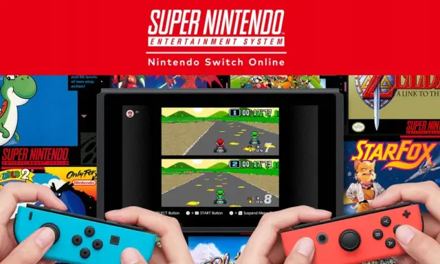 Ręce trzymające Joy-Cony do Nintendo Switch, grające w klasyczne gry z SNES. Dostępne dzięki usłudze Nintendo Switch Online.