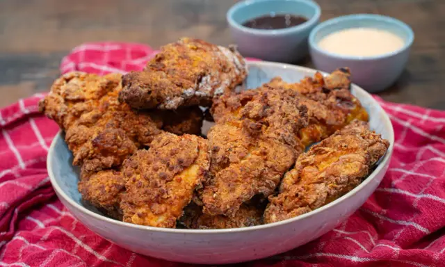 Knuspriges Hähnchen nach KFC-Art, perfekt mit unserem geheimen KFC Marinade Rezept zubereitet. Dazu gibt es Dips.