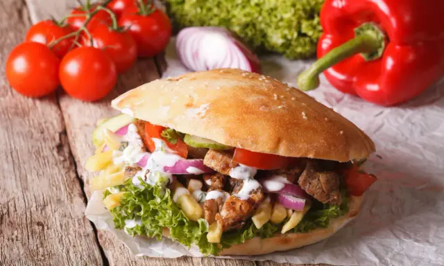 Kebab w cieście: Od 700 do 1100 kcal? Jak jeść świadomie
