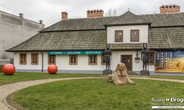 Tarnów atrakcje: Sfinks i egipskie posągi przed budynkiem z napisem "Cyganie Kultura Historia".