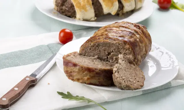 Herzhaftes Hackbraten Rezept, umhüllt von knusprigem Speck. Ein Klassiker, der immer schmeckt.