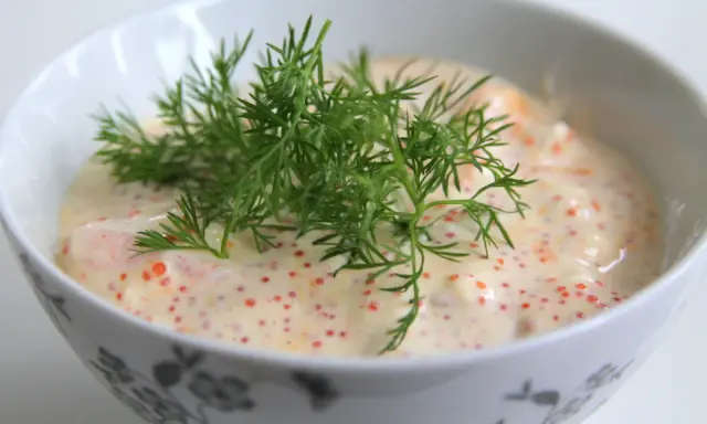 Krämig romsås med dill, perfekt för att lyfta din fiskrätt. Ett enkelt romsås recept som imponerar.
