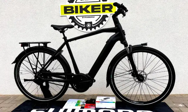 Czarny rower elektryczny z napędem Bosch, stojący przed sklepem Biker Żyrardów. Ortler rower co to za firma? To pytanie zadaje sobie wielu, ale ten model wygląda na solidny.