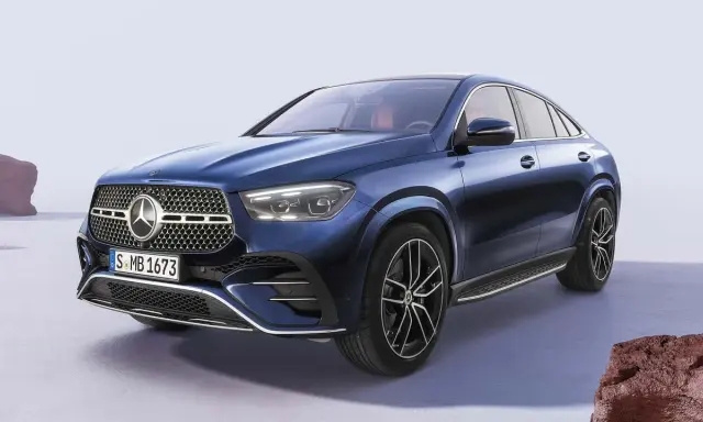 Blauer Mercedes-Benz GLE Coupé mit Diesel-Hybrid-Antrieb, elegant und sportlich auf einem hellen Untergrund.