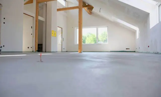 Nowe wnętrze w stanie surowym, gotowe na wylewkę. Trudno ocenić, ile cementu na m2 potrzeba, ale widać potencjał.