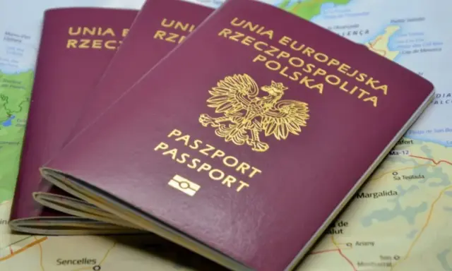 Trzy polskie paszporty leżą na mapie, gotowe do podróży. Dowiedz się, jak wyrobić paszport i rozpocząć swoją przygodę.