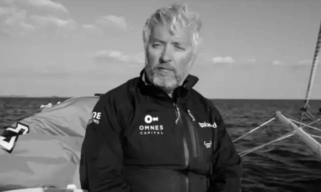 Le navigateur Yvan Bourgnon, le regard déterminé, sur son bateau en pleine mer.