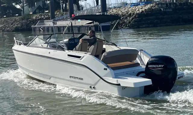 Bateau Quicksilver naviguant, propulsé par un moteur Mercury 75cv 2 temps. La fiche technique de ce moteur est idéale pour ce type de coque.