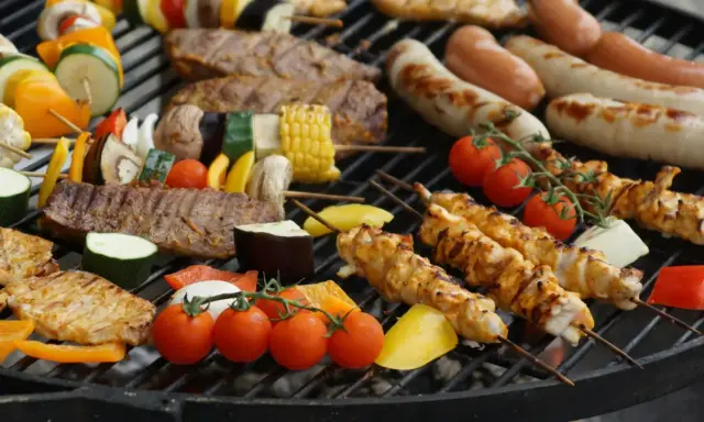 Deliciosa barbacoa con brochetas de pollo, salchichas, bistec y verduras. ¡Una guía visual de como hacer barbacoa!