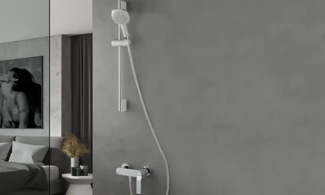Mitigeur de douche moderne avec douchette et barre réglable. La hauteur du mitigeur douche est idéale pour un usage confortable.