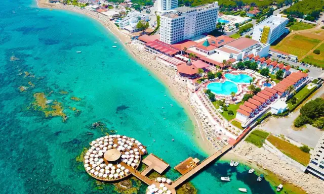 Widok z lotu ptaka na hotel z basenami i plażą. Warto sprawdzić salamis bay conti opinie przed rezerwacją.