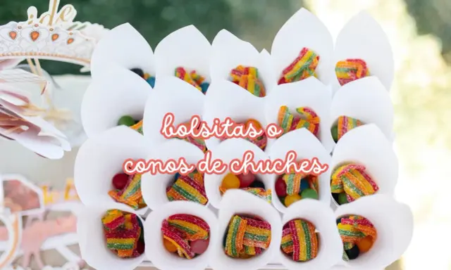Conos blancos llenos de chuches de arcoíris y bolitas de colores. ¡Perfecto para que meter en una bolsa de chuches!