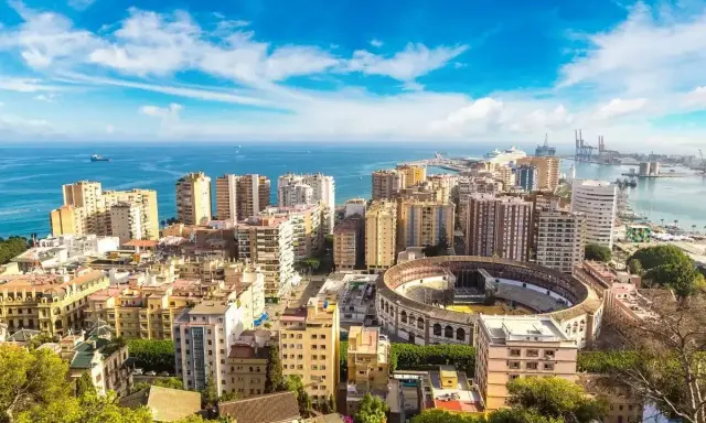 Widok na Malagę z amfiteatrem i portem. Idealne miejsce na tanie **malaga loty** i zwiedzanie!