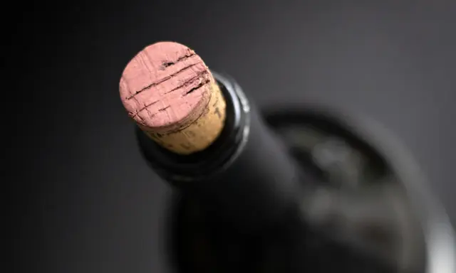 Otwórz wino bez korkociągu! 5 awaryjnych sposobów, które działają