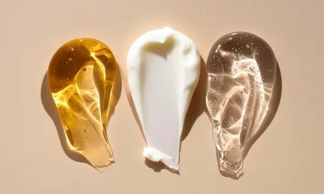 Tre olika hudvårdsprodukter i strängar: en gyllene olja, en vit kräm och en klar gel. Frågan är retinol hur ofta?