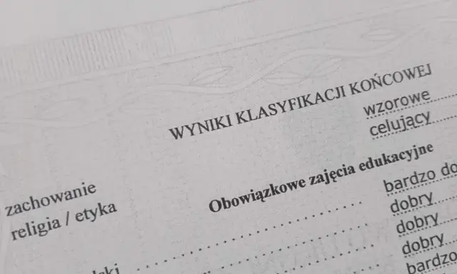 Wyniki klasyfikacji końcowej, kluczowe dla podania do szkoły średniej. Widoczne oceny z zachowania, religii i języka polskiego.