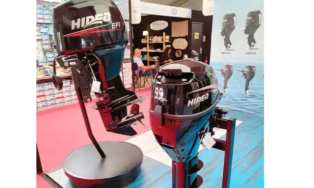 Deux moteurs hors-bord HIDEA EFI, un 9.9 CV et un plus grand, sont exposés. Les avis sur les moteurs HIDEA sont positifs.