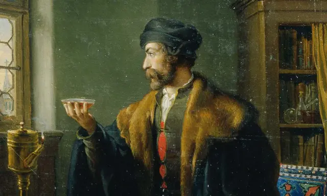 Mężczyzna w stroju z epoki trzyma kielich z płynem, stoi obok okna i regału z książkami.