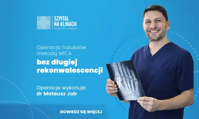 Uśmiechnięty lekarz w granatowym uniformie trzyma prześwietlenie stopy, prezentując, jak wygląda operacja haluksa metodą MICA bez długiej rekonwalescencji.