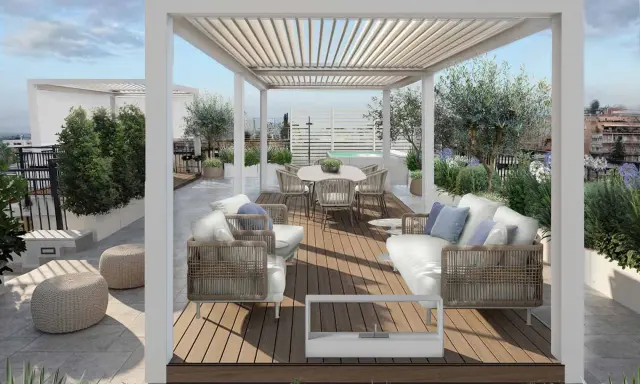 Progetto terrazzo attico con arredi moderni, divani, tavolo da pranzo e vasca idromassaggio sotto una pergola bioclimatica.